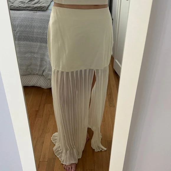 Women's Cream High-Slit Pleated Maxi Skirt and Matching Cropped Shirt - Picture 3 of 8